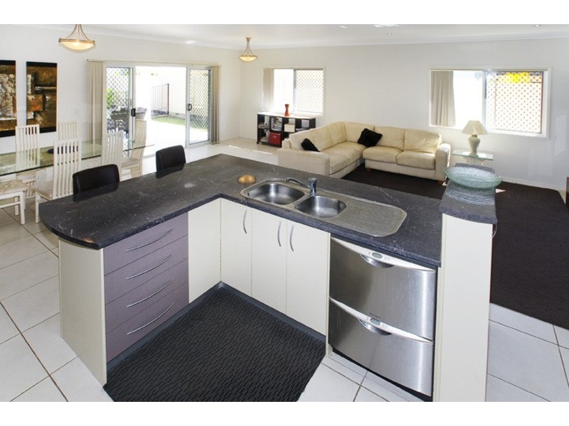 4 SKANDIA COURT, Newport QLD 4020