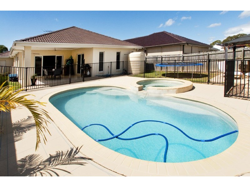 4 SKANDIA COURT, Newport QLD 4020