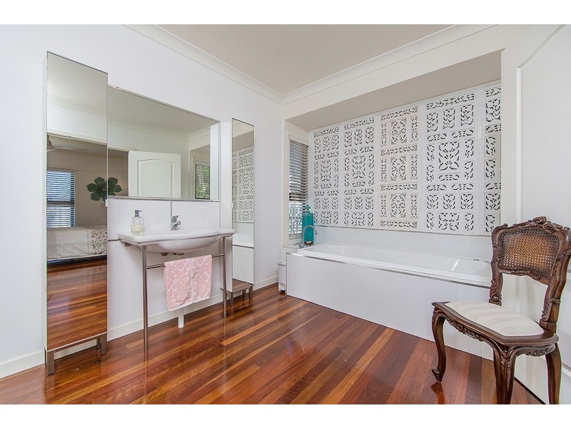 42 CENTRAL AVENUE, Scarborough QLD 4020