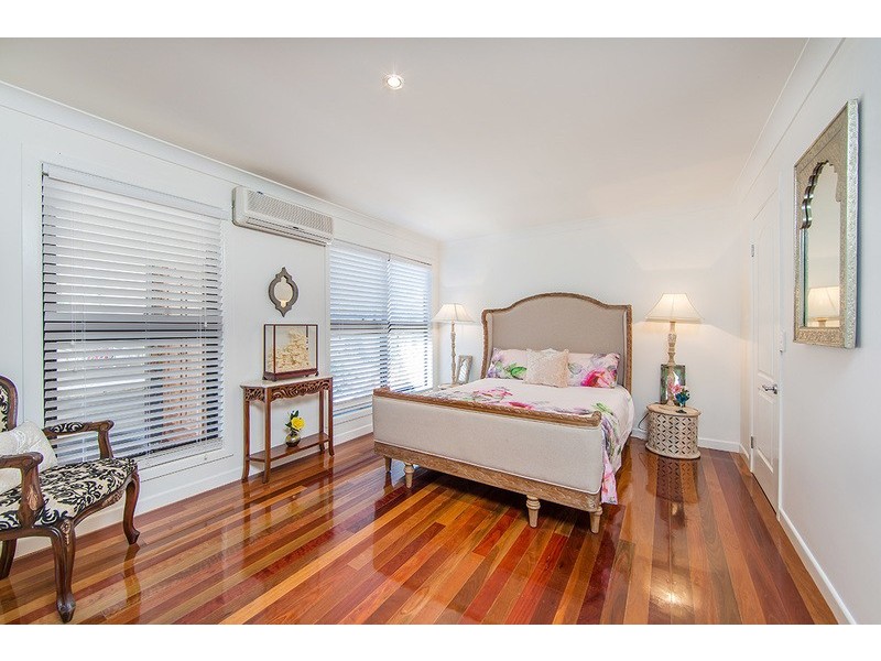 42 CENTRAL AVENUE, Scarborough QLD 4020