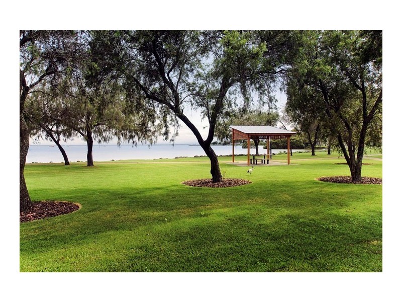 19 KENNEDY ESPLANADE, Scarborough QLD 4020