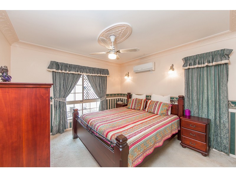 8 OAKMONT ST, Rothwell QLD 4022