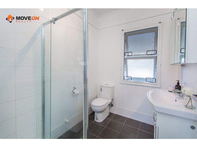 3B HAWTHORNE ST, Woody Point QLD 4019