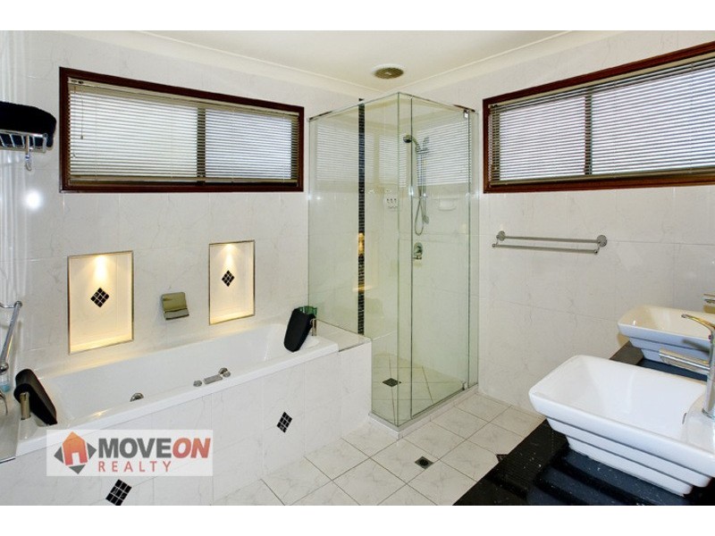 4 OAKMONT ST, Rothwell QLD 4022