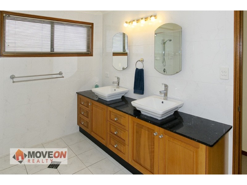 4 OAKMONT ST, Rothwell QLD 4022