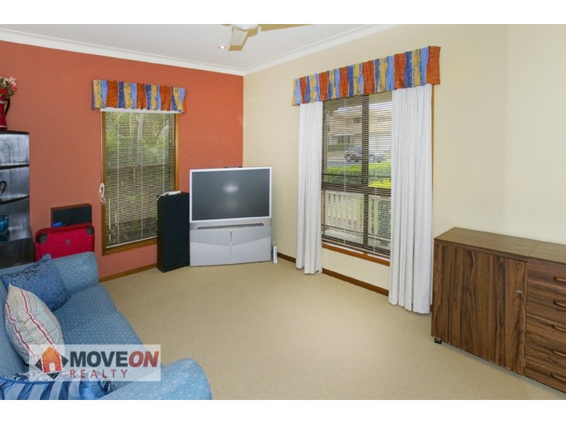 4 OAKMONT ST, Rothwell QLD 4022