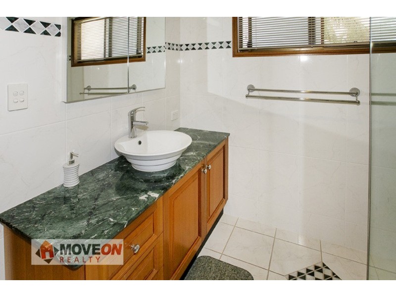 4 OAKMONT ST, Rothwell QLD 4022