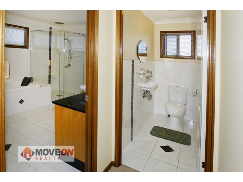 4 OAKMONT ST, Rothwell QLD 4022