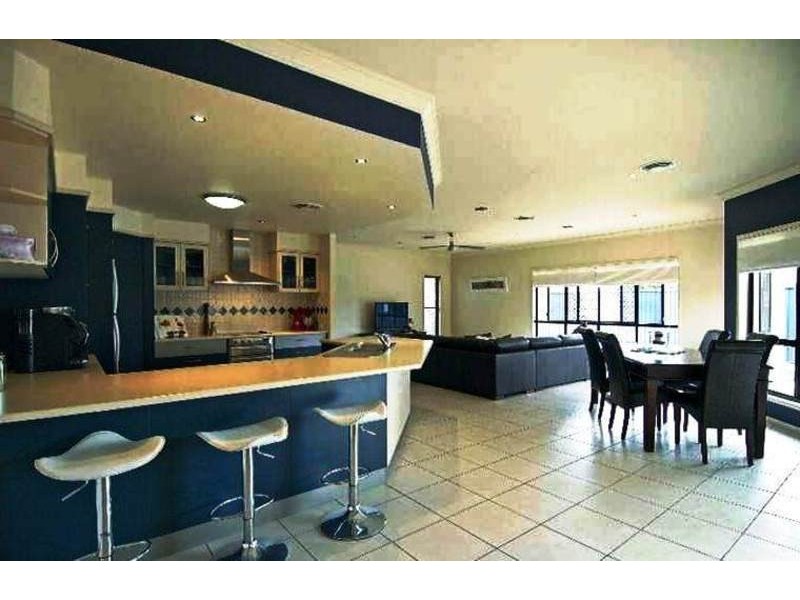 27 AURORA PLACE, Newport QLD 4020