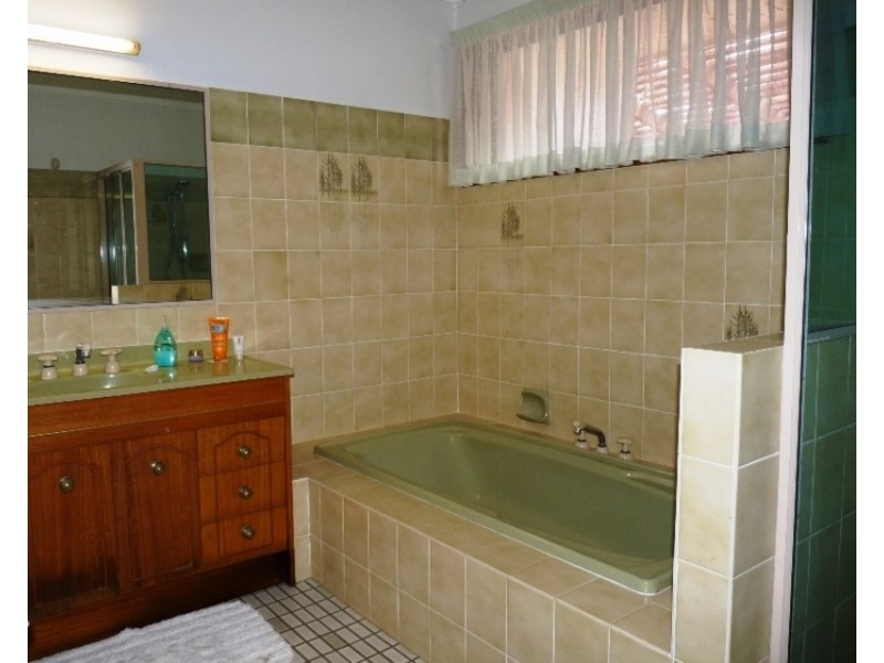 142 GRIFFITH RD, Newport QLD 4020