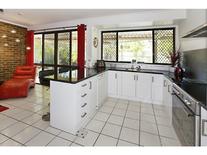 6 VISTA COURT, Newport QLD 4020