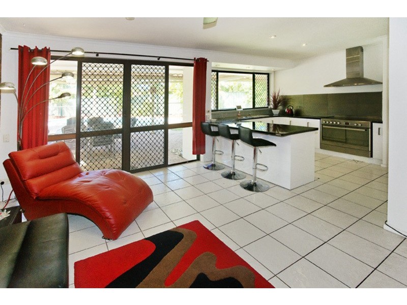 6 VISTA COURT, Newport QLD 4020