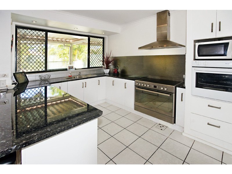 6 VISTA COURT, Newport QLD 4020