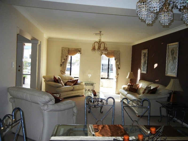 33 AURORA PLACE, Newport QLD 4020