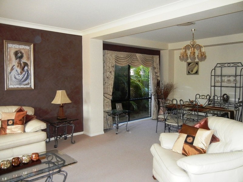 33 AURORA PLACE, Newport QLD 4020