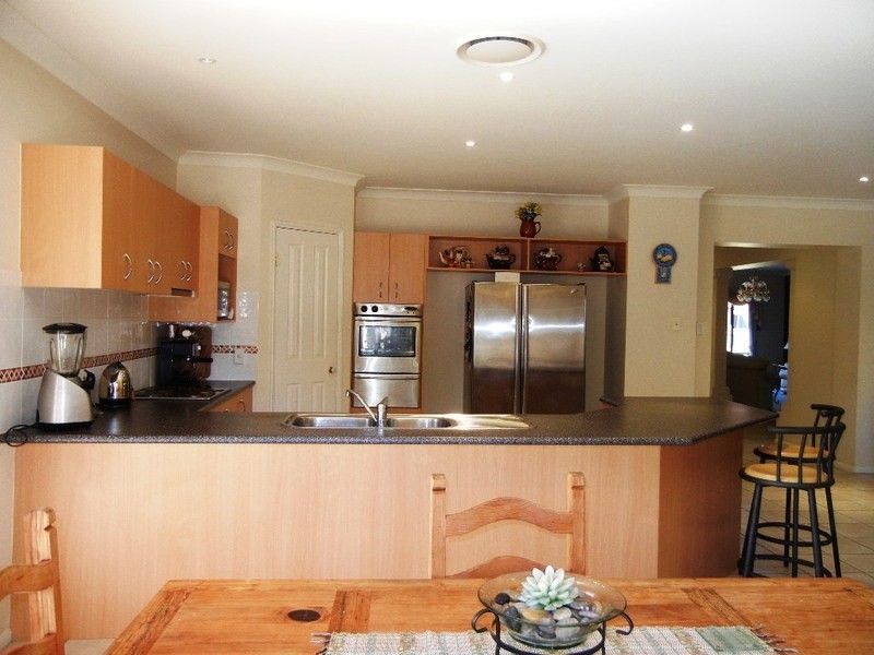 33 AURORA PLACE, Newport QLD 4020