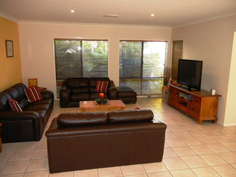 33 AURORA PLACE, Newport QLD 4020