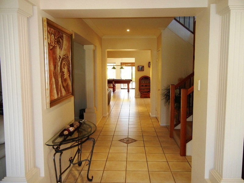 33 AURORA PLACE, Newport QLD 4020