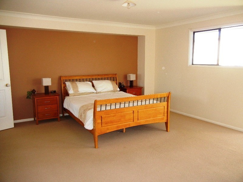 33 AURORA PLACE, Newport QLD 4020