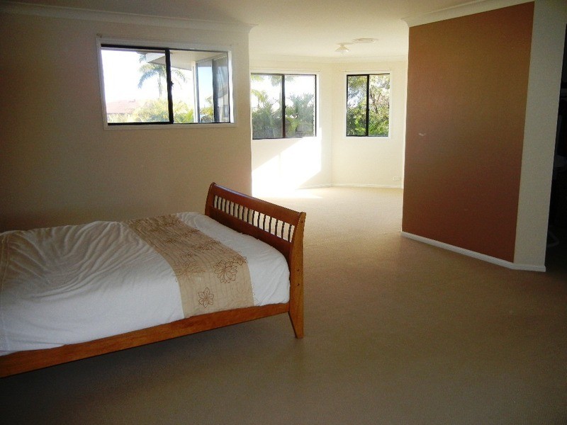 33 AURORA PLACE, Newport QLD 4020