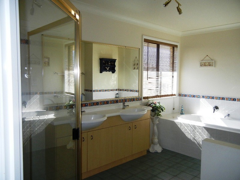 33 AURORA PLACE, Newport QLD 4020