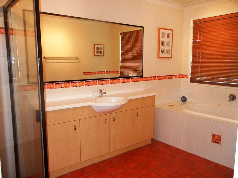 33 AURORA PLACE, Newport QLD 4020