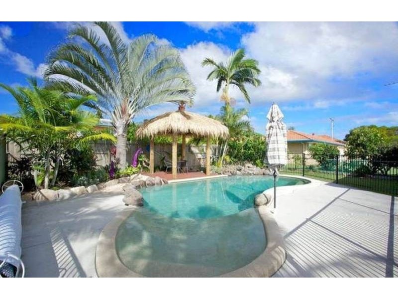 15 HIBISCUS AVENUE, Redcliffe QLD 4020