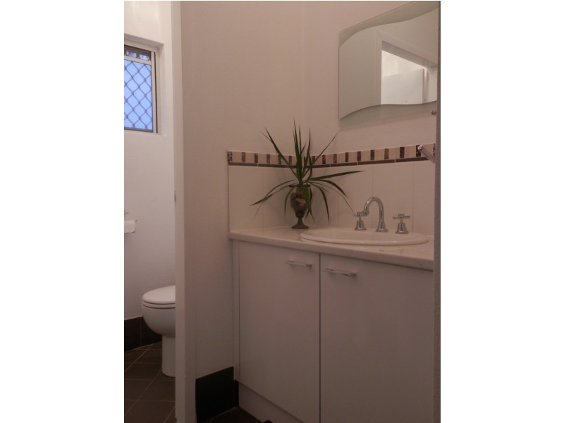 4 GARLAND CL, Kanimbla QLD 4870