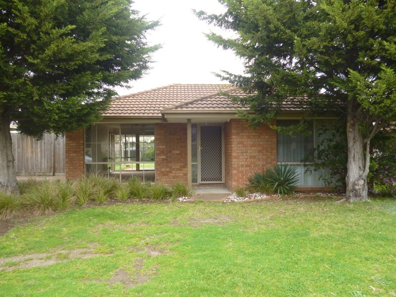 21 Denham Crescent, Cranbourne North VIC 3977