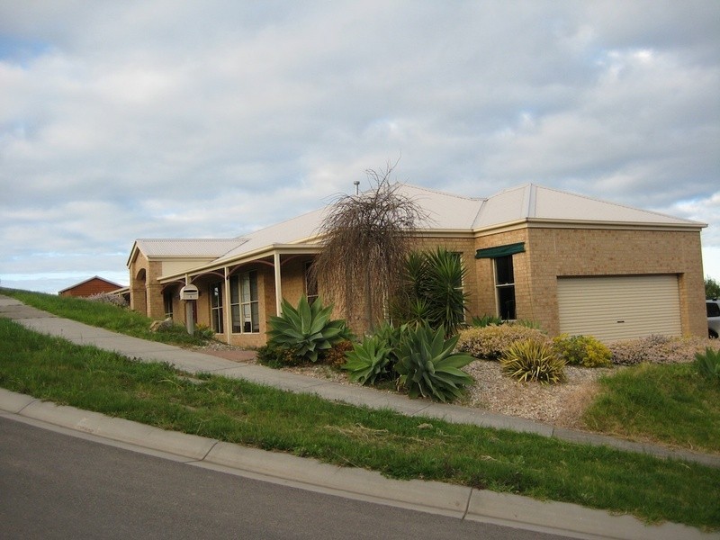 8 Liam Circuit, Beaconsfield VIC 3807