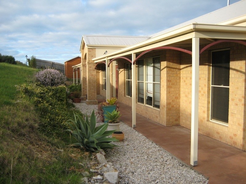 8 Liam Circuit, Beaconsfield VIC 3807