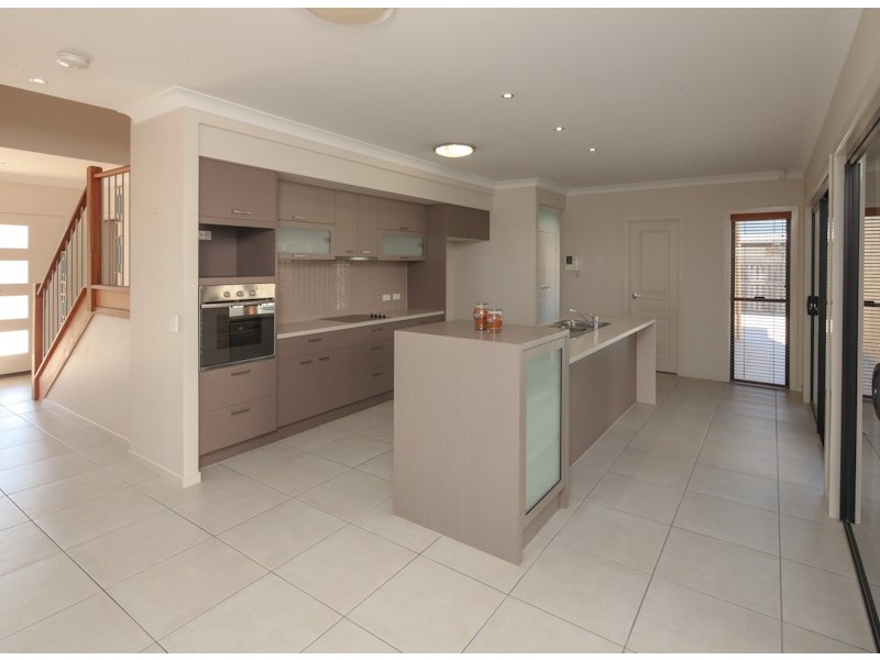 30 Lake Breeze Drive, Windaroo QLD 4207