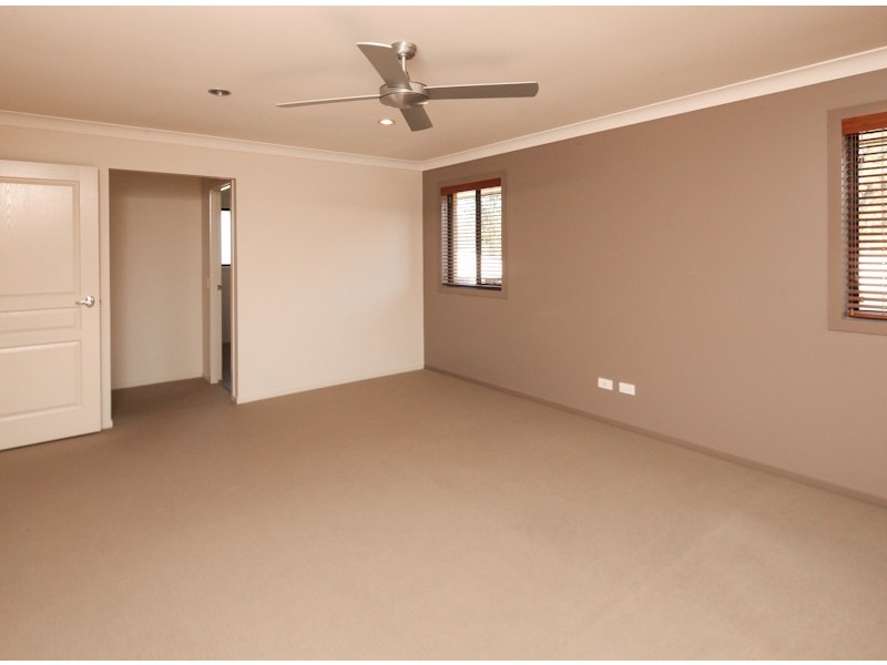 30 Lake Breeze Drive, Windaroo QLD 4207