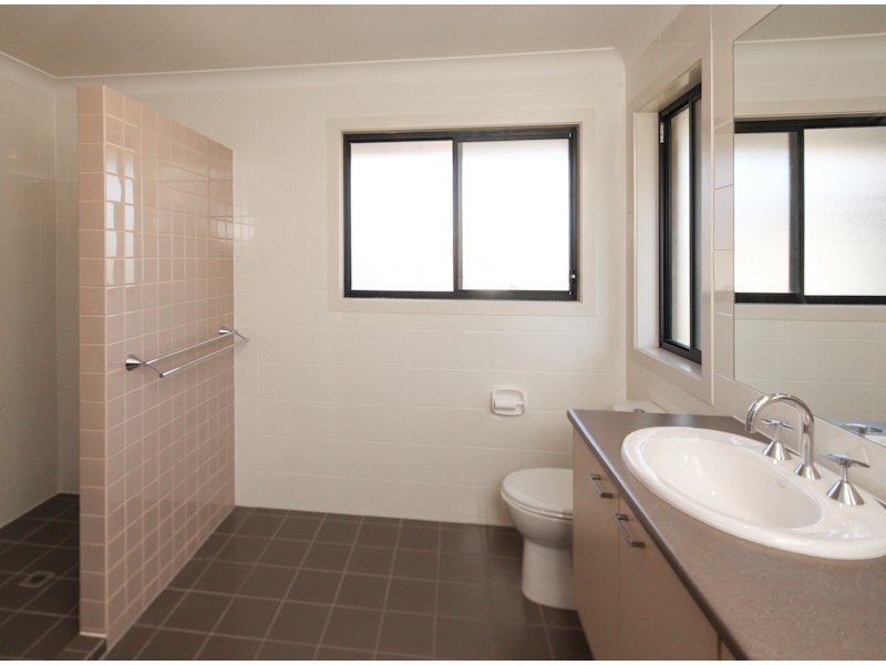 30 Lake Breeze Drive, Windaroo QLD 4207