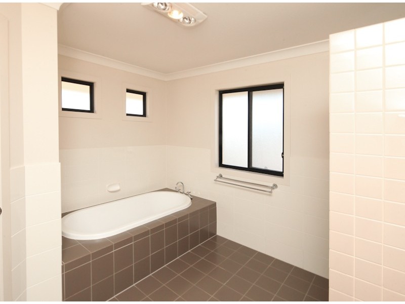 30 Lake Breeze Drive, Windaroo QLD 4207
