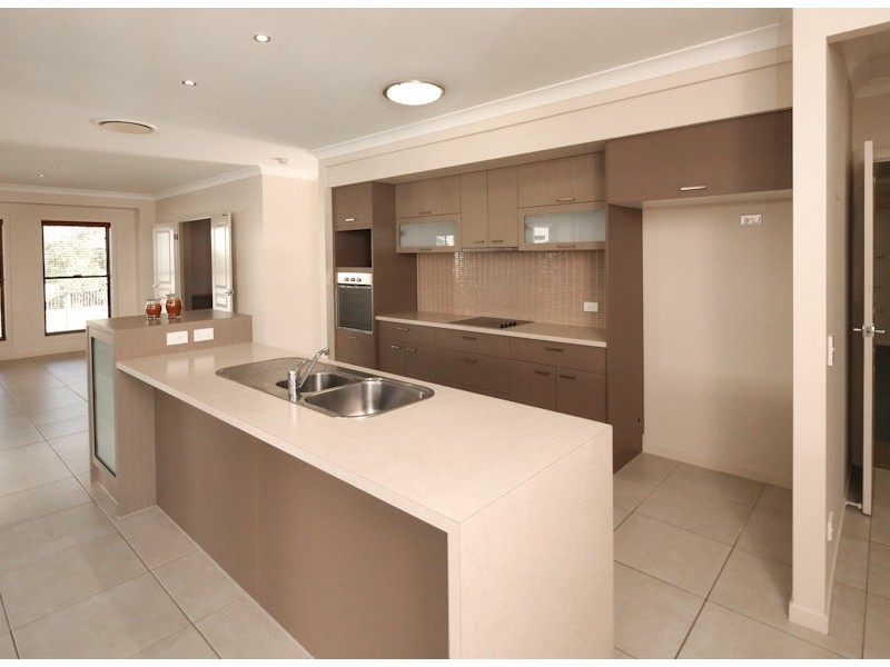 30 Lake Breeze Drive, Windaroo QLD 4207