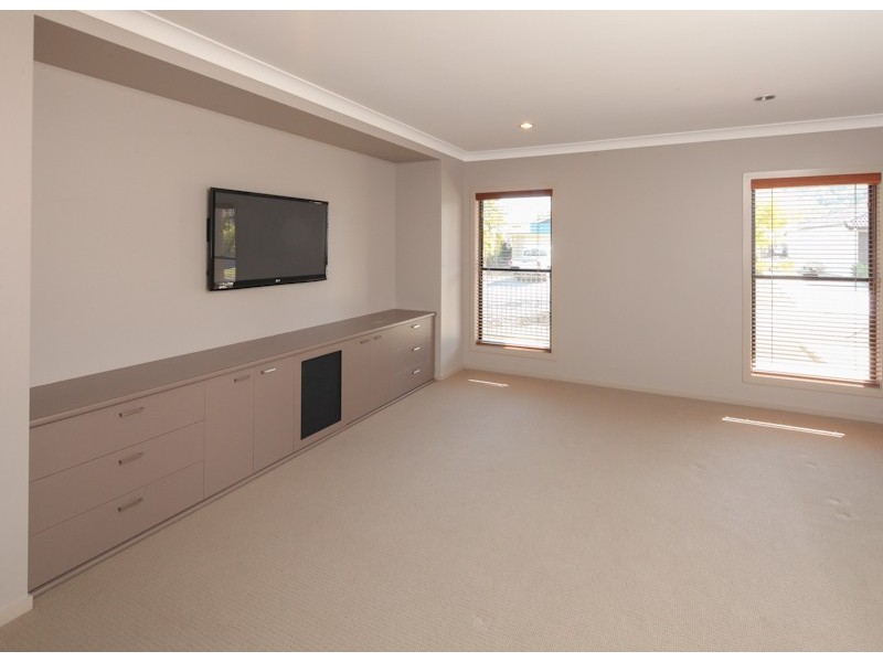30 Lake Breeze Drive, Windaroo QLD 4207