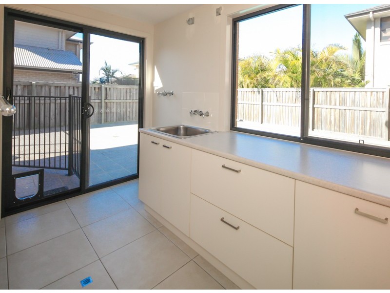 30 Lake Breeze Drive, Windaroo QLD 4207