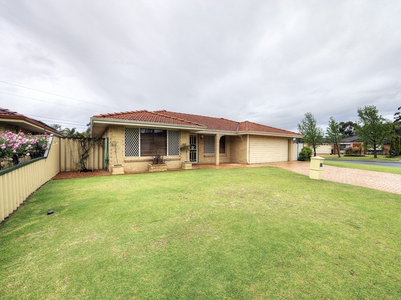 21 OAK COURT, Forrestfield WA 6058