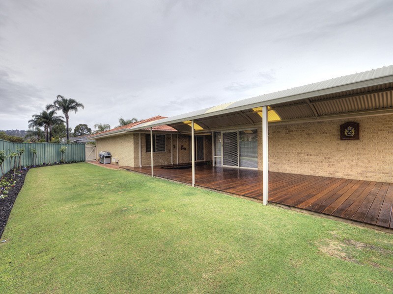 21 OAK COURT, Forrestfield WA 6058