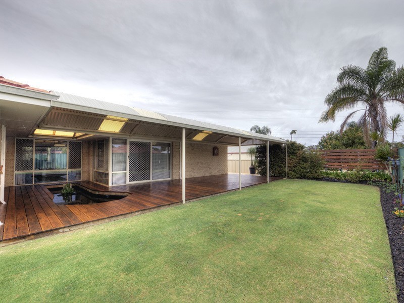 21 OAK COURT, Forrestfield WA 6058