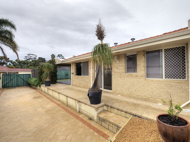 21 OAK COURT, Forrestfield WA 6058