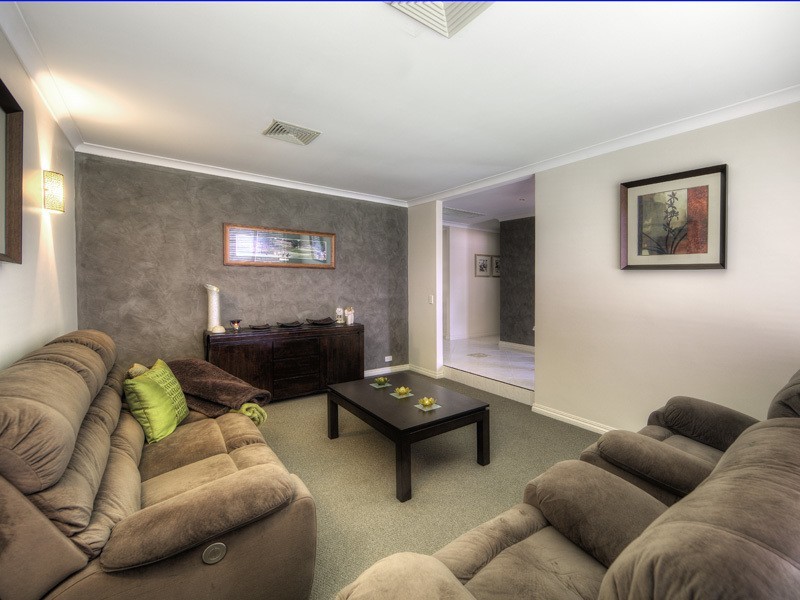 21 OAK COURT, Forrestfield WA 6058