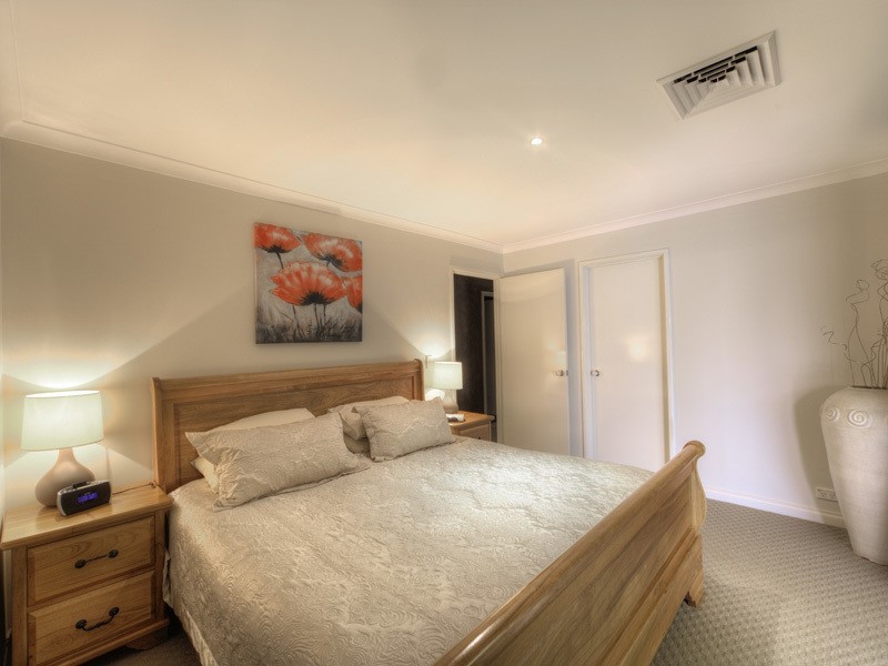 21 OAK COURT, Forrestfield WA 6058