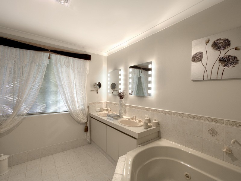 21 OAK COURT, Forrestfield WA 6058