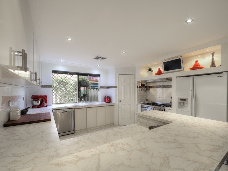 21 OAK COURT, Forrestfield WA 6058