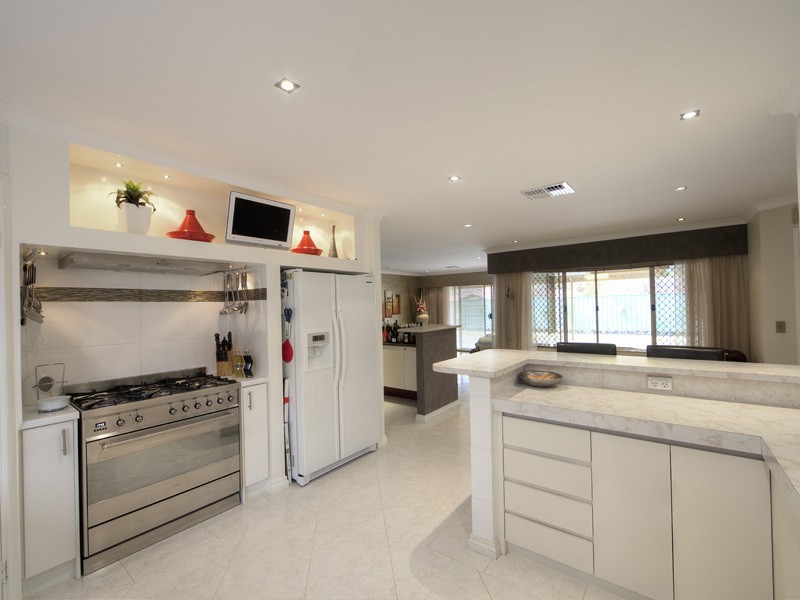 21 OAK COURT, Forrestfield WA 6058