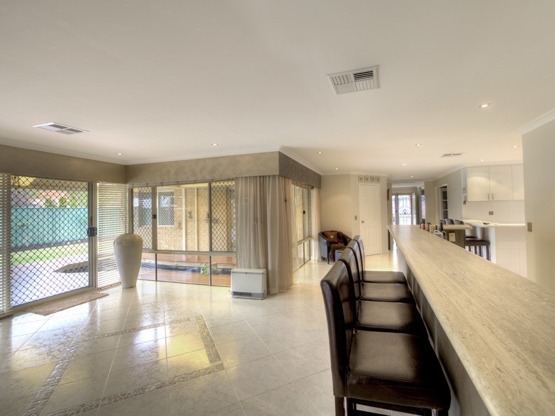 21 OAK COURT, Forrestfield WA 6058