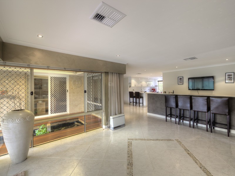 21 OAK COURT, Forrestfield WA 6058