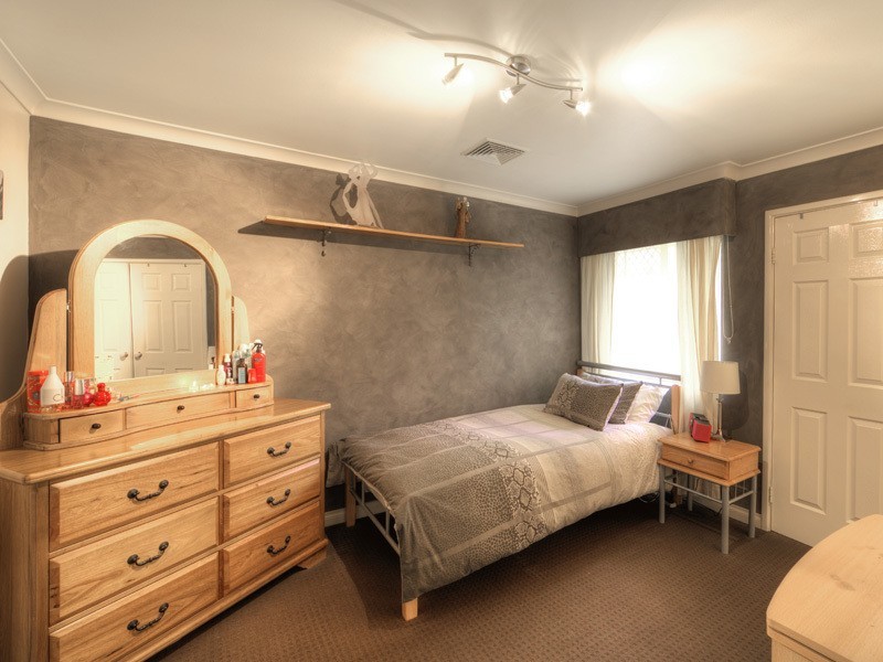 21 OAK COURT, Forrestfield WA 6058